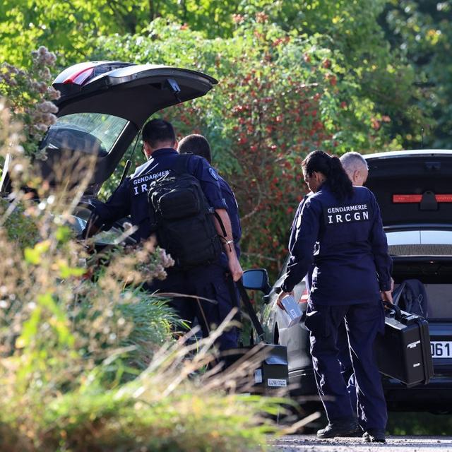 Les gendarmes français de l'Institut national de recherche criminelle de la Gendarmerie (IRCGN) arrivent près d'une maison dans le village de Diespach, dans l'est de la France, le 1er octobre 2023, suite à la disparition de Lina. [AFP]
