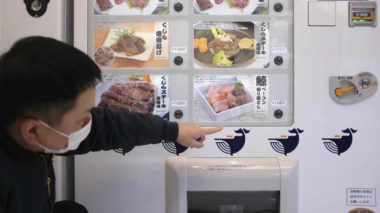 Kyodo Senpaku, une entreprise de pêche. veut remettre la viande de baleine à la table des Japonais, via notamment des distributeurs. [Ha Kwyeon/AP Photo]