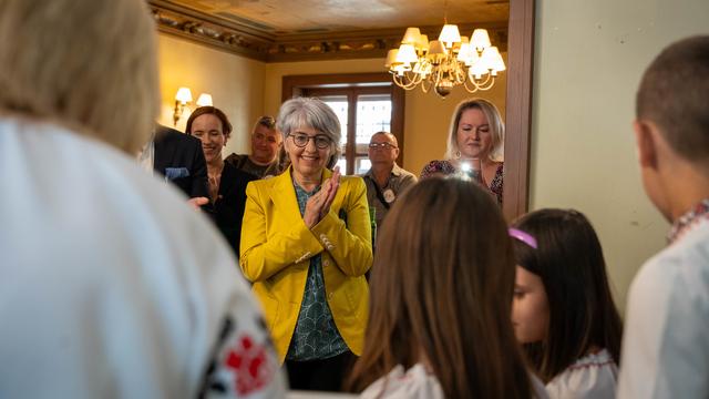 La conseillère fédérale Elisabeth Baume-Schneider s'est rendue mercredi et jeudi en Pologne et en Slovaquie. Sur cette image, la ministre visite un projet de l'Unicef en Pologne. [KEYSTONE - HANDOUT/EJPD]