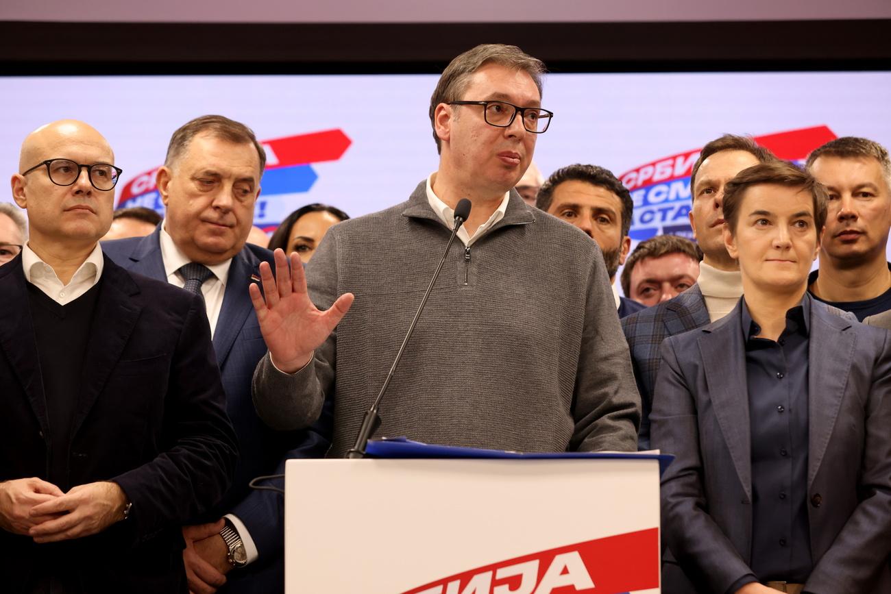 Le président serbe Aleksandar Vucic revendique la victoire de son parti aux élections législatives, le 17 décembre 2023. [KEYSTONE - ANDREJ CUKIC]