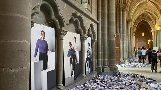 L'association Nela présente l'exposition "Et vogue la galère: survivre à la mer, vivre ici. Témoignages" sur les personnes migrantes disparues en mer à la cathédrale de Lausanne. [RTS - Julie Rausis]