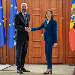 Le président du Conseil européen Charles Michel et la présidente de la Moldavie Maïa Sandu se serrent la main après des entretiens au siège de la présidence moldave à Chisinau, le 28 mars 2023. [AFP - Elena Covalenco]