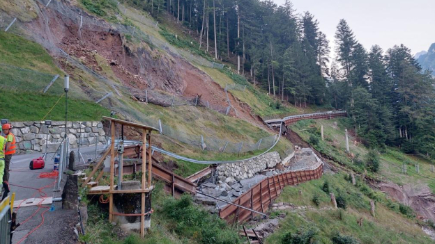 Une route a été emportée par un glissement de terrain près de Schwanden (GL). [ZVG/Feuerwehr Glarus Süd]