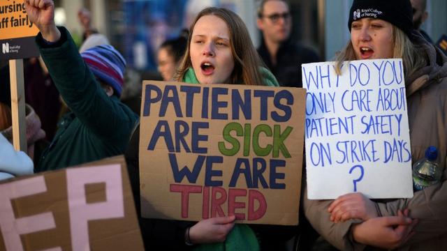 Au Royaume-Uni, les professionnels de la santé sont en grève. [AFP - Daniel Leal]