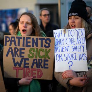 Au Royaume-Uni, les professionnels de la santé sont en grève. [AFP - Daniel Leal]