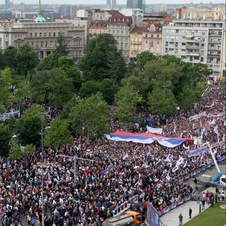 Les partisans du président serbe Aleksandar Vucic devant le bâtiment du Parlement à Belgrade, Serbie, 26 mai 2023. [EPA/Keystone - Andrej Cukic]