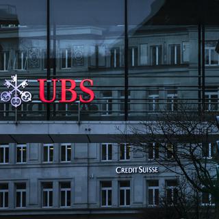 Les logos des banques UBS et Credit Suisse à Zurich, le 19 mars 2023. [Keystone - Michael Buholzer]
