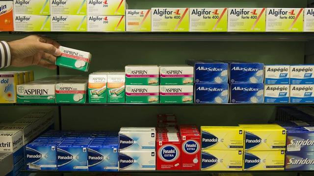 L'association des caisses maladie Curafutura veut un contrôle annuel des prix des médicaments. [Keystone]