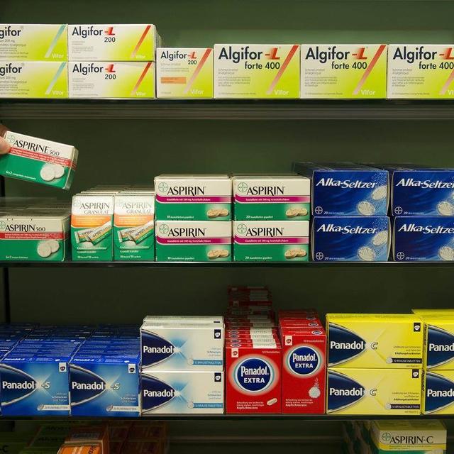 L'association des caisses maladie Curafutura veut un contrôle annuel des prix des médicaments. [Keystone]