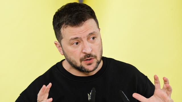 Volodymyr Zelensky annonce des discussions sur un plan de paix en Suisse le mois prochain. [Keystone - Sergey Dolzhenko / EPA]