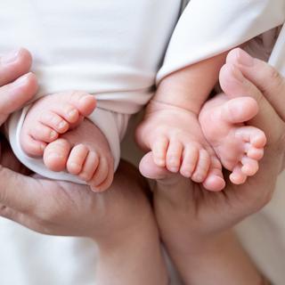 La commission de la santé du National demande un congé maternité et paternité plus long en cas de jumeaux. [Depositphotos - IrinaZharkova31]
