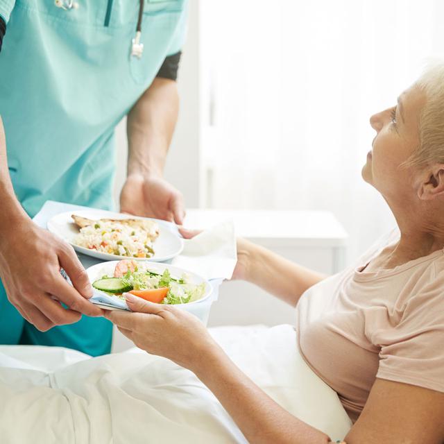 Une patiente hospitalisée reçoit un plateau repas. [Depositphotos - svitlanahulko85.gmail.com]