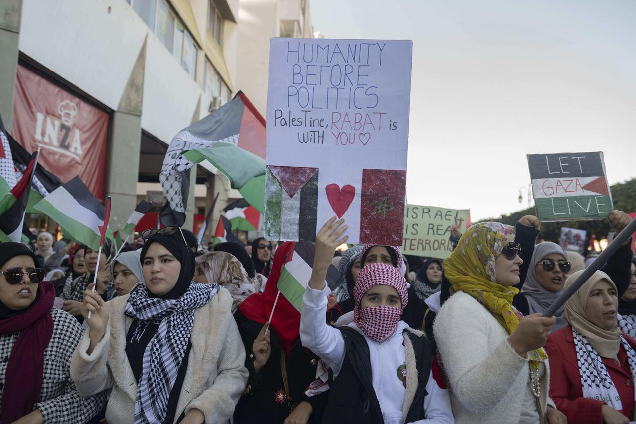 Des milliers de Marocains dans la rue pour dénoncer un génocide à Gaza. [Keystone]