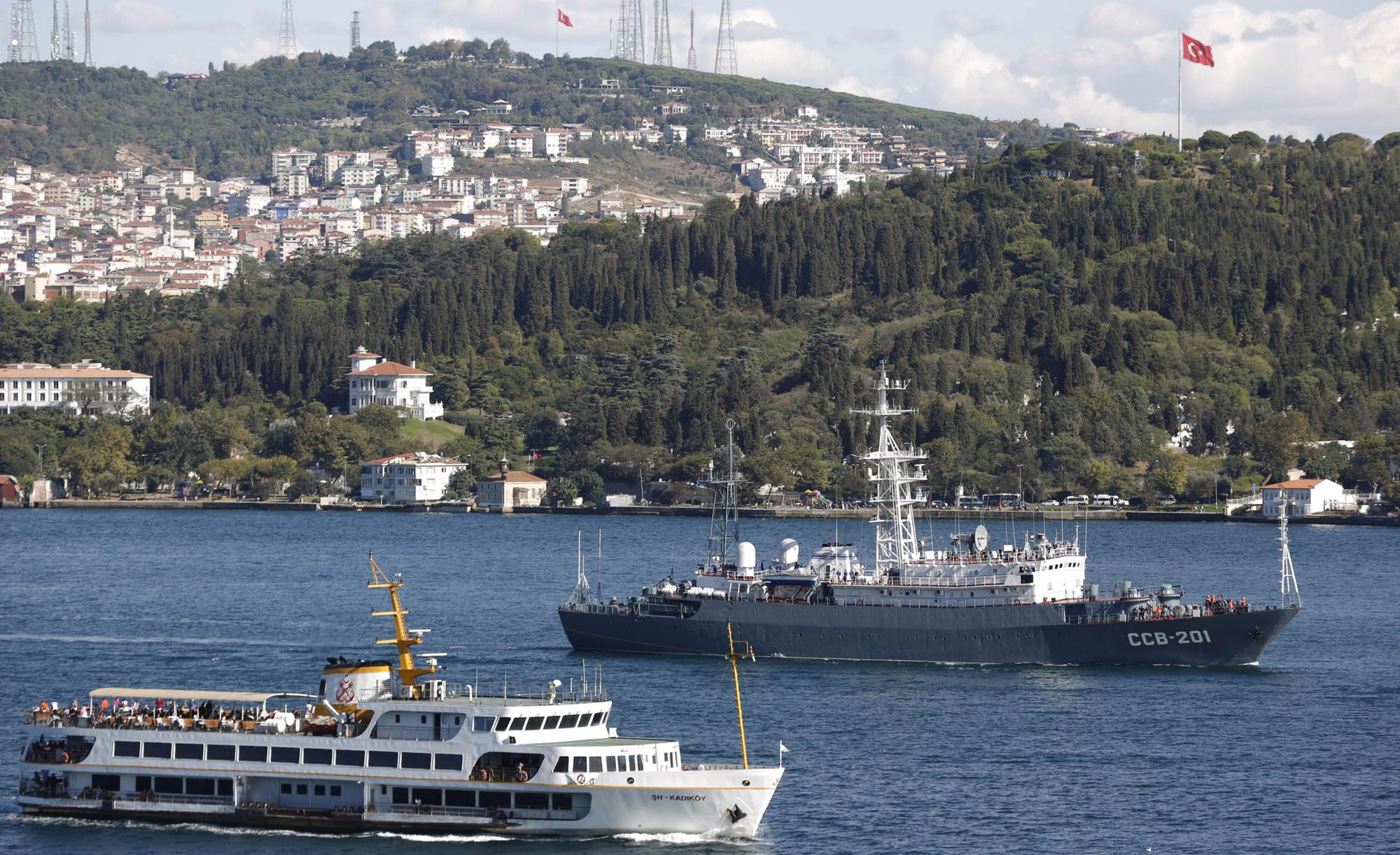 Le navire Priazovié de la flotte de la mer Noire, photographié en 2013 lors de son passage dans le Bosphore. [Reuters - Murad Sezer]