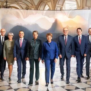 La photo officielle du Conseil fédéral 2024 montre ses membres devant douze montagnes. [Keystone]