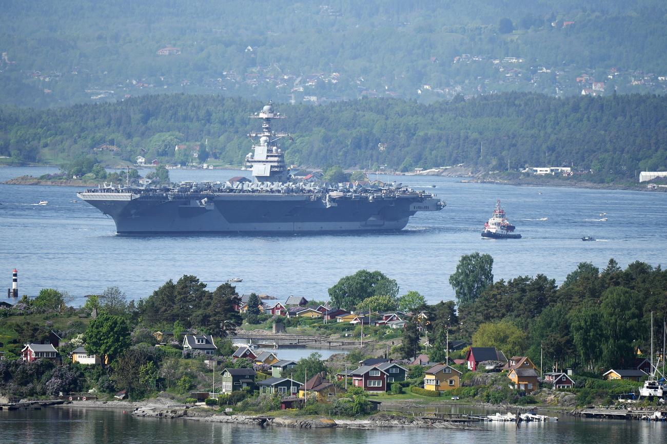 Le porte-avions américain USS Gerald Ford dans le port d'Oslo. [Keystone - EPA/Javad Parsa]