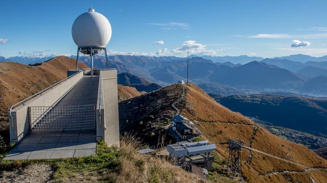 Le sud des Alpes (ici depuis le Monte Lema au Tessin), est particulièrement touché par le manque de pluie. [Ti-Press/Keystone - Francesca Agosta]