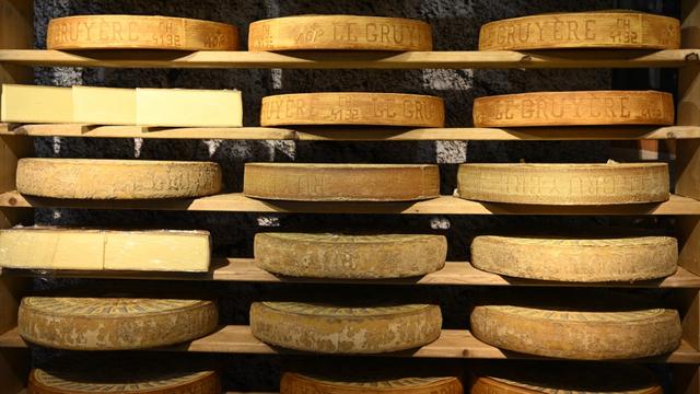 Des meules de gruyère suisse lors du salon international de l'agriculture à Berlin. [AFP - Tobias Schwarz]