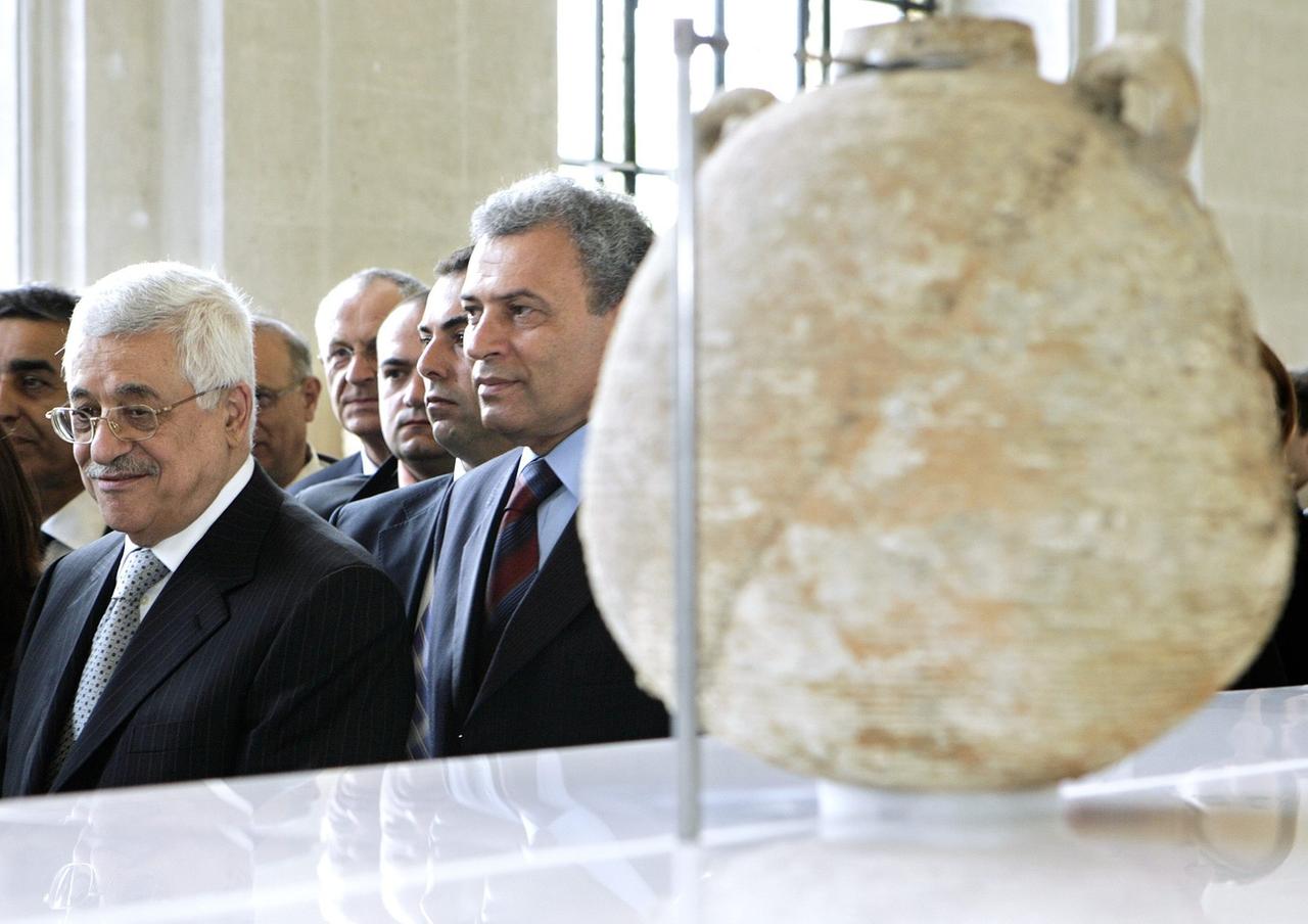 Le président de l'Autorité palestinienne Mahmud Abbas visite l'exposition "Gaza au carrefour des civilisations" par le Musée d'art et d'histoire à Genève, le 26 avril 2007. [KEYSTONE - MARTIAL TREZZINI]