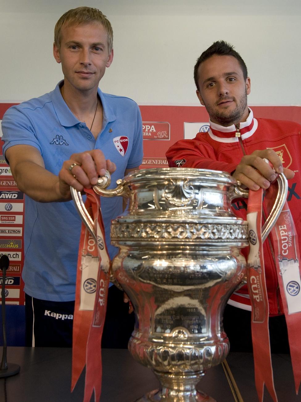 Nuzzolo pose ici avec le capitaine du FC Sion Gotran Obradovic avant la finale de la Coupe de Suisse en mai 2011. [Keystone - Georgios Kefalas]
