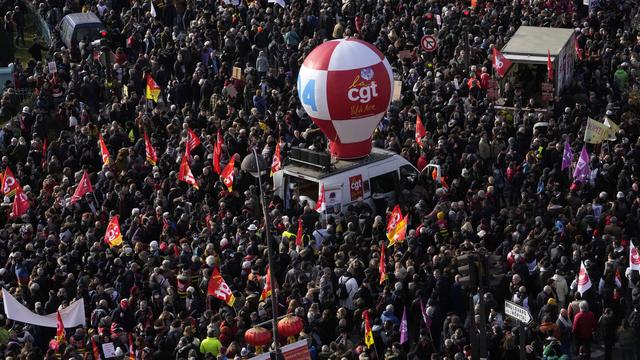 Les syndicats revendiquent 500'000 manifestants à Paris contre la réforme des retraites. [KEYSTONE - THIBAULT CAMUS]