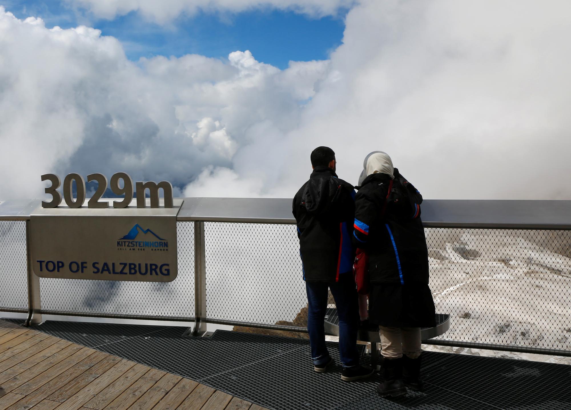 Une terrasse panoramique au sommet du Kitzsteinhorn, à 3029 mètres d'altitude, offre une vue imprenable sur les montagnes du Land de Salzburg... quand le ciel est dégagé. [REUTERS - LEONHARD FOEGER]