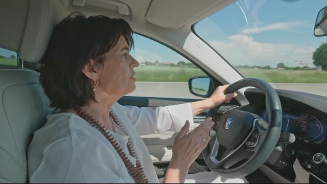 Doris Leuthard a dû réapprendre à conduire par elle-même. [RTS]