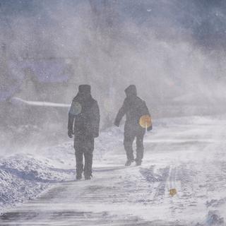Des personnes marchant sur une rivière glacée. (image d'illustration) [Reuters - Aly Song]