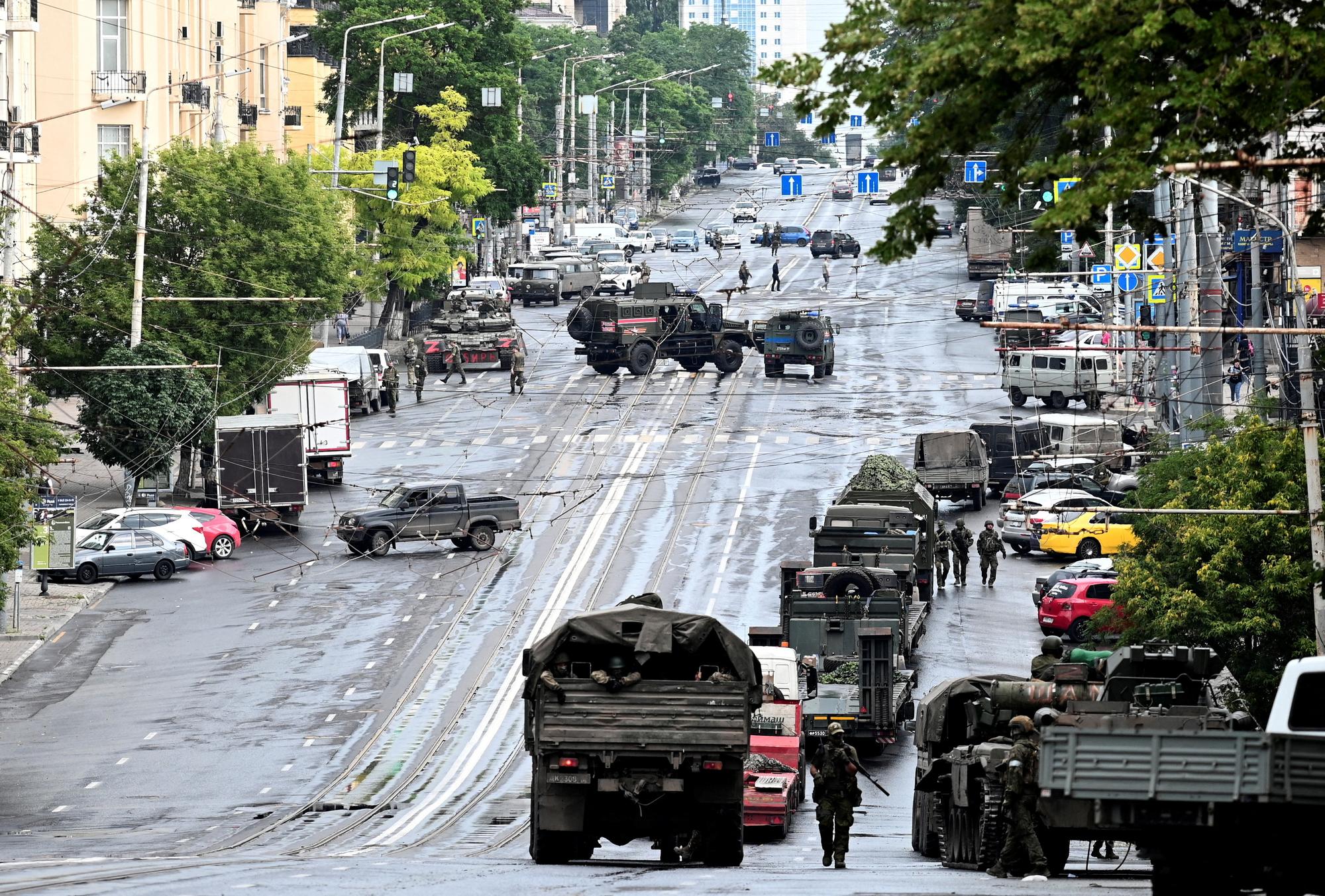 Des combattants du groupe Wagner sont déployés dans les rues de la ville de Rostov-sur-le-Don. [Reuters - Stringer]