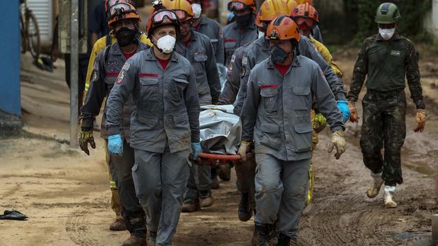 Les pompiers ont continué jeudi à rechercher les dizaines de personnes encore portées disparues après les glissements de terrain du début de semaine. [Sebastiao Moreira]