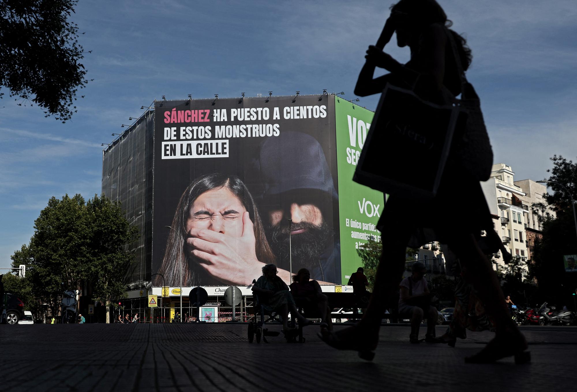 Le parti d'extrême droite Vox a déployé, en plein centre de Madrid, une immense affiche affirmant que "Sánchez a relâché des centaines de monstres dans la rue". [AFP - THOMAS COEX]