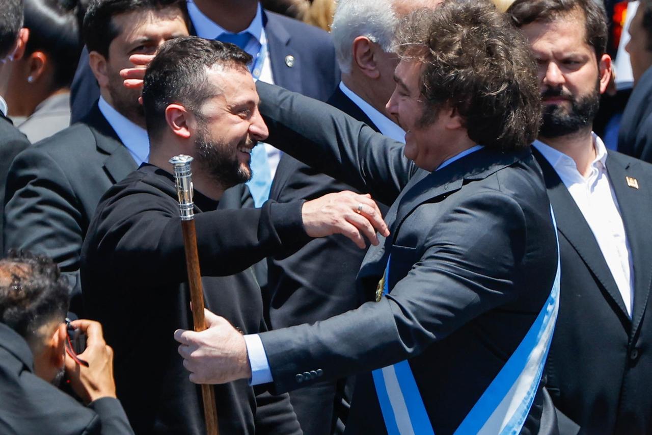 Javier Milei a été félicité par Volodymyr Zelensky après son investiture. [Keystone - EPA/Juan Ignacio Roncoroni]