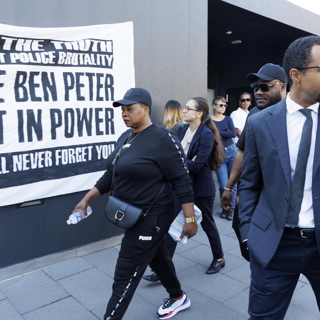 La veuve de Mike Ben Peter, son frère, et Simon Ntah, l'avocat de la famille, arrivent à Renens pour l'ouverture du procès. [keystone - Salvatore Di Nolfi]