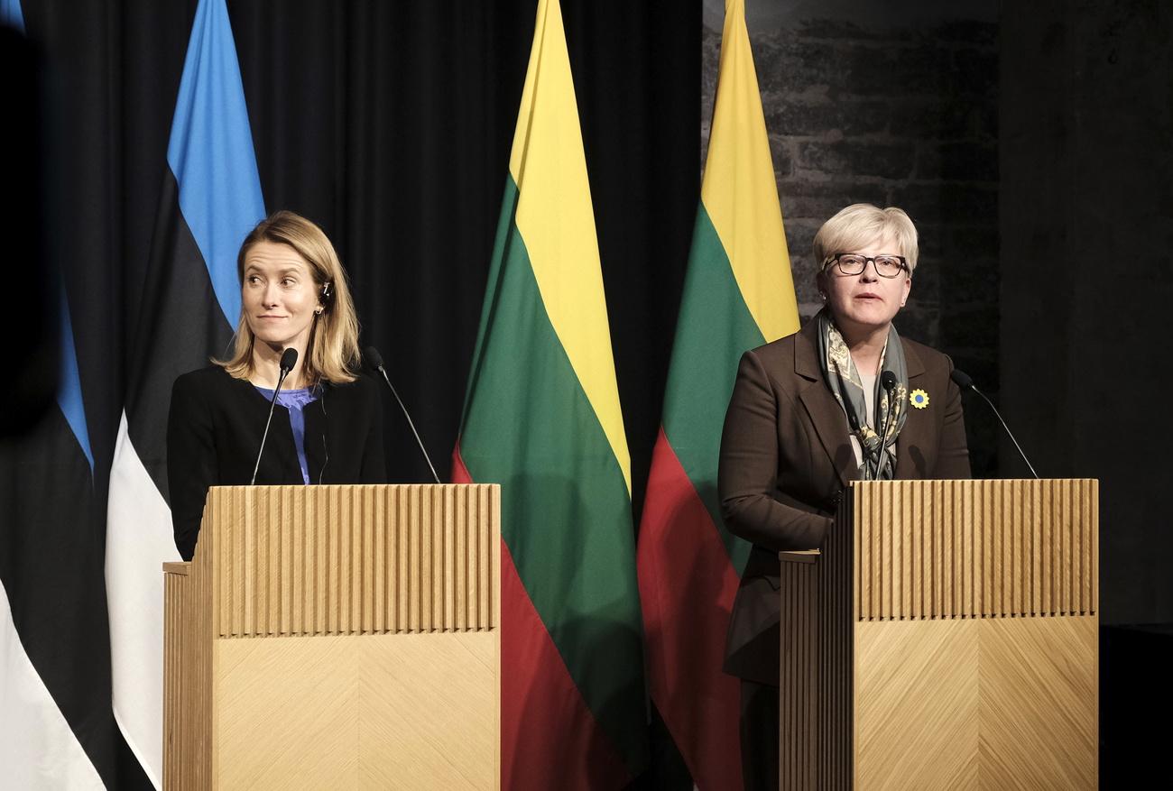 La Première ministre estonienne Kaja Kallas (à gauche) et son homologue lituanienne Ingrida Simonyte sont évoquées parmi les papables. [Keystone - Valda Kalnina]