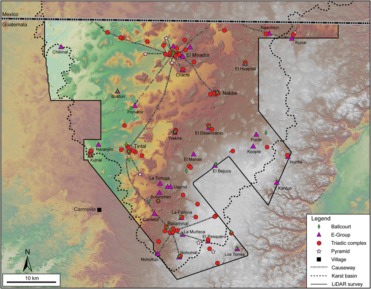 Carte de l'architecture monumentale du sud du MCKB avec les terrains de balle (losange vert), les complexes triadiques (rond rouge), les chaussées (traits blancs), les pyramides (étoile rose) et un village moderne (carré noir). La couleur d'arrière-plan représente l'élévation du terrain: les plus basses en bleu-vert clair, augmentant progressivement vers les plus élevées en brun, et les plus hautes en blanc. [ALOS World 3D (AW3D30), Japan Aerospace Exploration Agency/FARES/LiDAR - Richard D. Hansen & al./Ancient Mesoamerica]