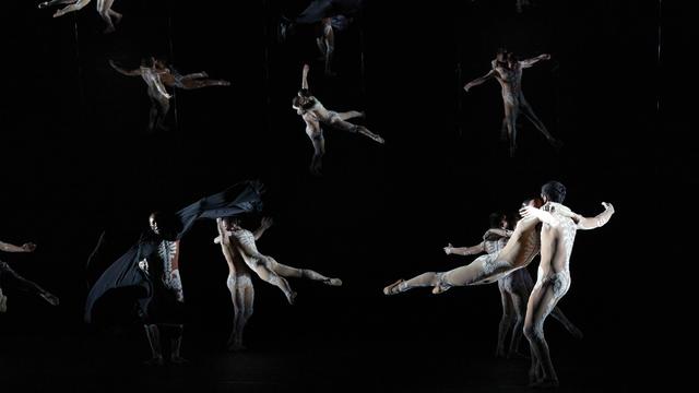 Le "Boléro" de Ravel chorégraphié par Sidi Larbi Cherkaoui et Damien Jalet sur une scénographie de Marina Abramović à voir au Grand Théâtre du Genève. [Grand Théâtre de Genève - Magali Dougados]