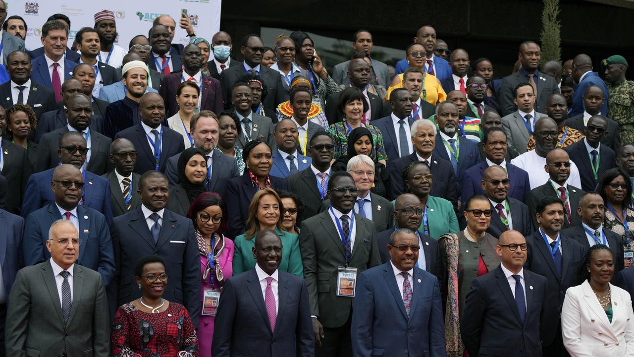 La photo officielle au début du sommet, à Nairobi, le 4 septembre. [Keystone - AP Photo/Khalil Senosi]