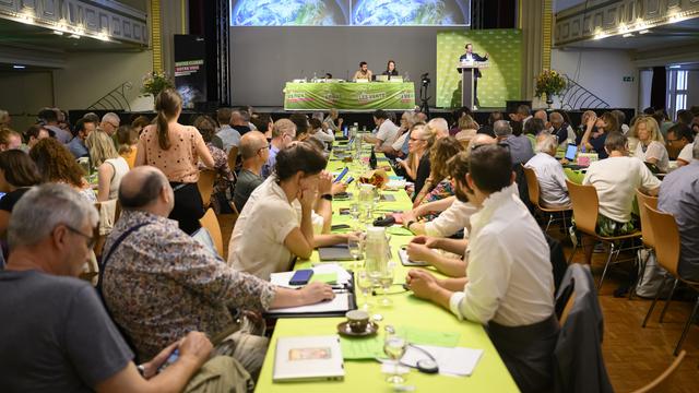 Le président du parti Balthasar Glättli (ZH), à droite, s'exprime lors de l'assemblée des délégués des Verts suisses, le samedi 26 août 2023 à Berne. [Keystone - Anthony Anex]