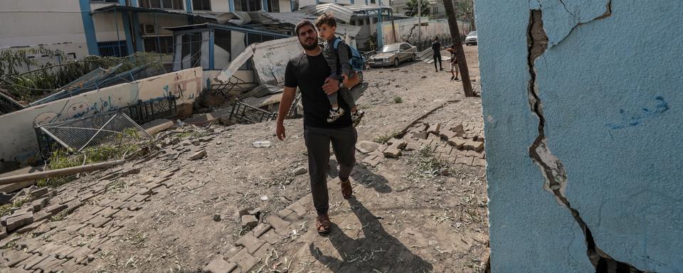 Le bâtiment scolaire de l'UNRWA endommagé dans la ville de Gaza, le 8 octobre 2023, à la suite de frappes aériennes israéliennes. [Keystone]