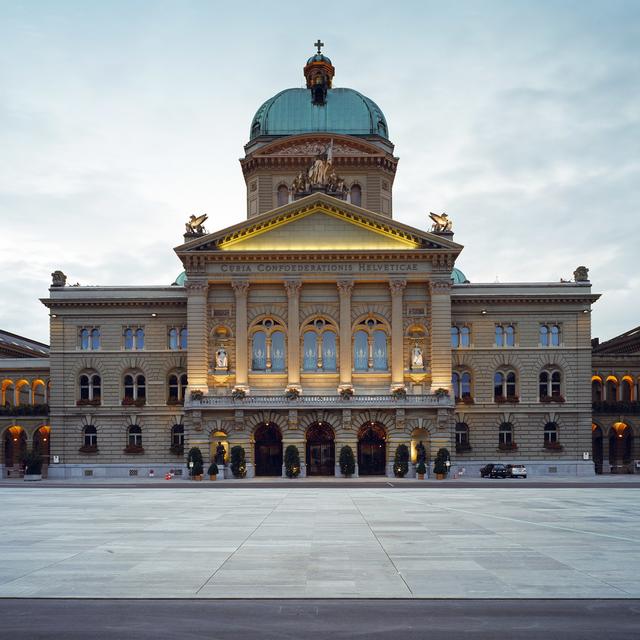 Vue de la nouvelle place du Parlement devant le Palais fédéral à Berne, en Suisse, photographiée le 29 août 2004. [Keystone - Gaetan Bally]