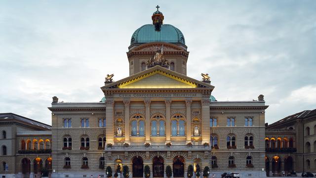 Vue de la nouvelle place du Parlement devant le Palais fédéral à Berne, en Suisse, photographiée le 29 août 2004. [Keystone - Gaetan Bally]