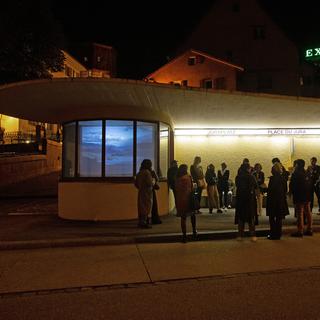 La Place du Jura est une galerie publique d'exposition d'art fondée par Enrique Muñoz García en 2010 dans un ex-abribus de Bienne [Jura Platz - DR]