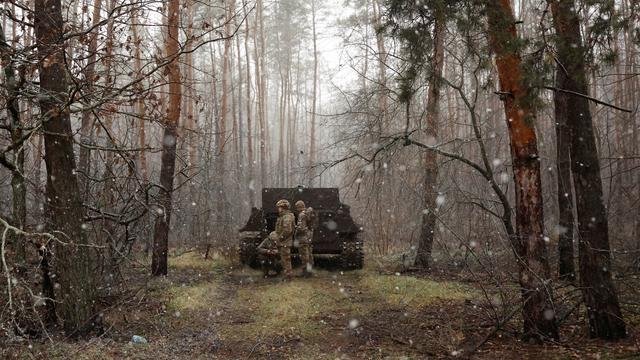 Des soldats près de la ligne de front. [Reuters - Clodagh Kilcoyne]