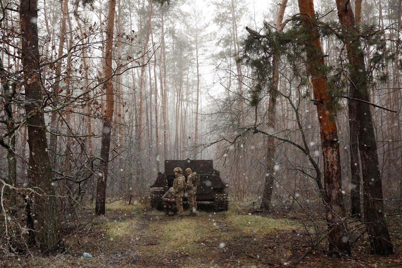 Des soldats près de la ligne de front. [Reuters - Clodagh Kilcoyne]