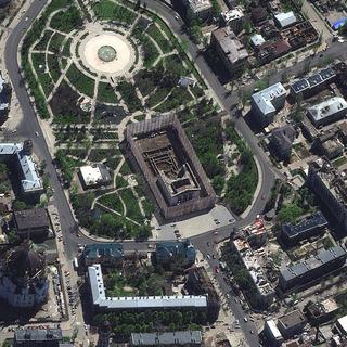 Une image satellite du théâtre de Marioupol en cours de reconstruction, photographié le 26 avril 2023. [Keystone/Maxar Technologies via AP]