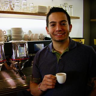 Diego Bolaños, caféologue chez La Semeuse, entreprise de torréfaction située dans les montagnes neuchâteloises. [RTS]