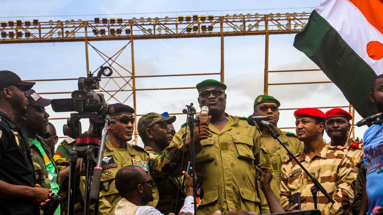 Au Niger, des militaires putschistes ont participé à un meeting le 6 août dans un stade à Niamey. [Reuters - Mahamadou Hamidou]