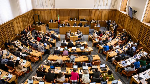 Les députés du Grand Conseil neuchâtelois ont approuvé mardi une nouvelle loi interdisant les thérapies de conversion de l'orientation sexuelle. [Keystone - Jean-Christophe Bott]