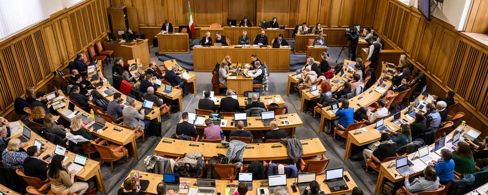 Les députés du Grand Conseil neuchâtelois ont approuvé mardi une nouvelle loi interdisant les thérapies de conversion de l'orientation sexuelle. [Keystone - Jean-Christophe Bott]