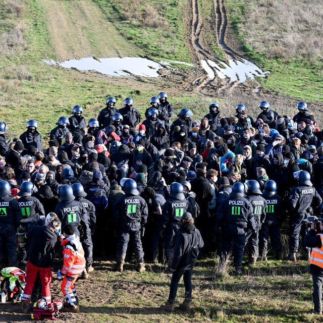 Une manifestation près de Lützerath en Allemagne. [Keystone - DPA/Federico Gambarini]